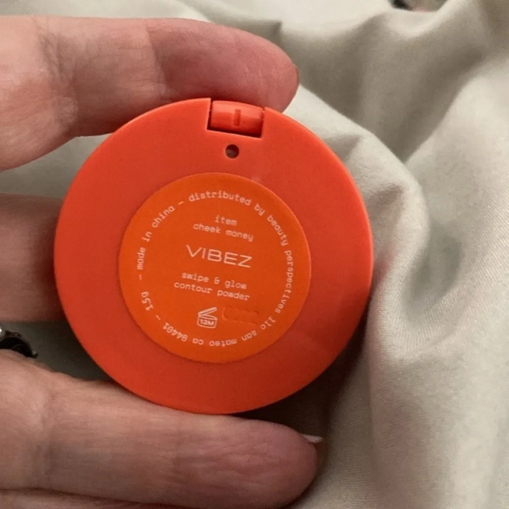 Item Beauty Matte Bronzer in Vibez